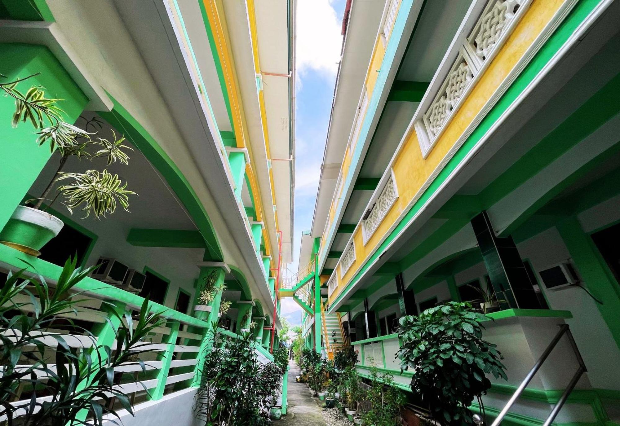 White Beach Hotel Puerto Galera Powered By Cocotel Exteriör bild