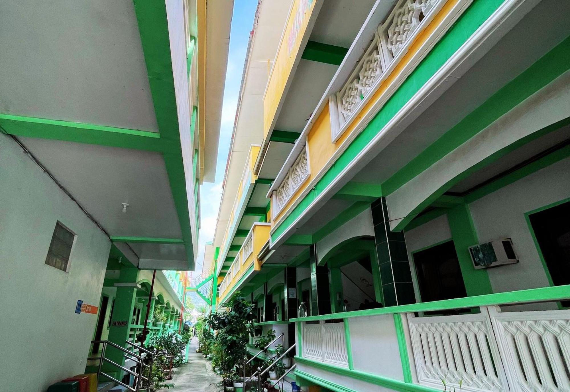 White Beach Hotel Puerto Galera Powered By Cocotel Exteriör bild